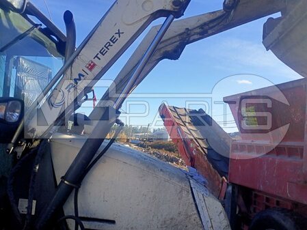 Terex TLB825. Замена гидроцилиндра задней стрелы и замена гидроцилиндра подъёма стрелы - 1